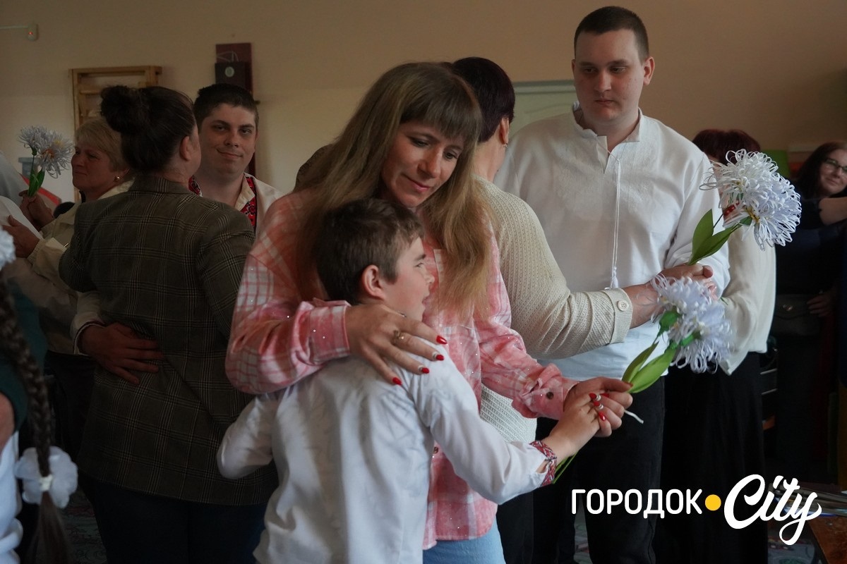 До Дня матері — з любов’ю. У Городку вихованці Центру реабілітації подарували мамам зворушливе свято