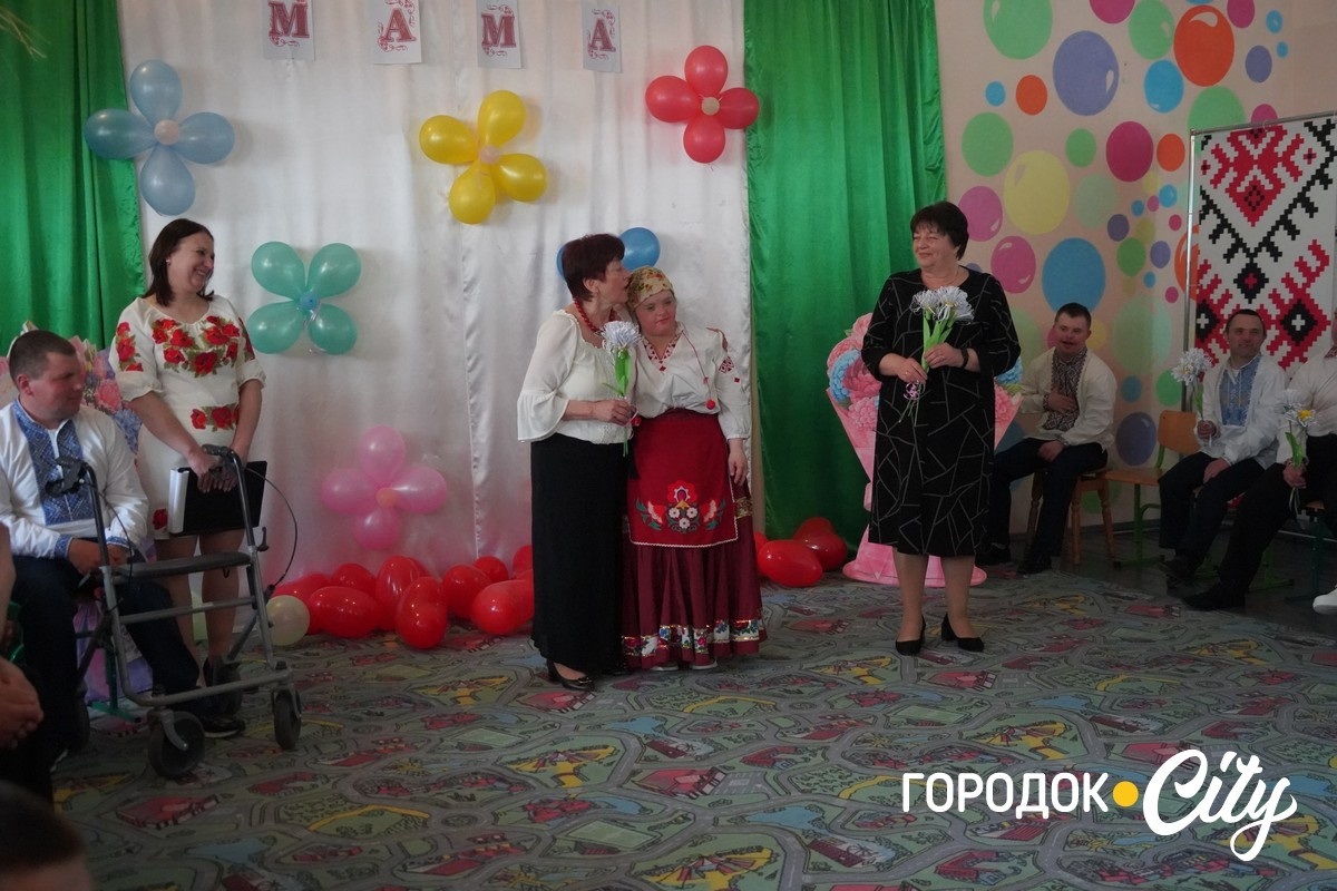 До Дня матері — з любов’ю. У Городку вихованці Центру реабілітації подарували мамам зворушливе свято