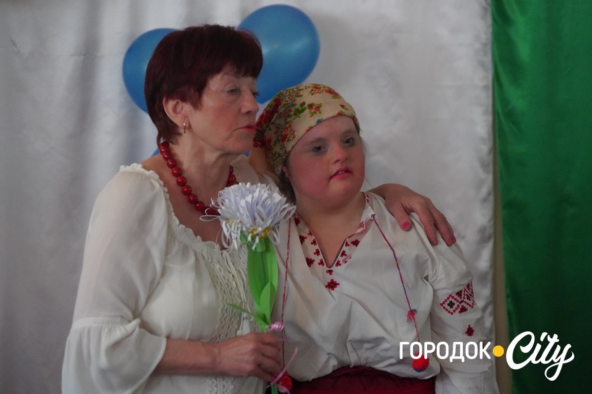 До Дня матері — з любов’ю. У Городку вихованці Центру реабілітації подарували мамам зворушливе свято