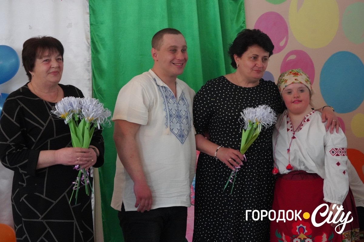 До Дня матері — з любов’ю. У Городку вихованці Центру реабілітації подарували мамам зворушливе свято