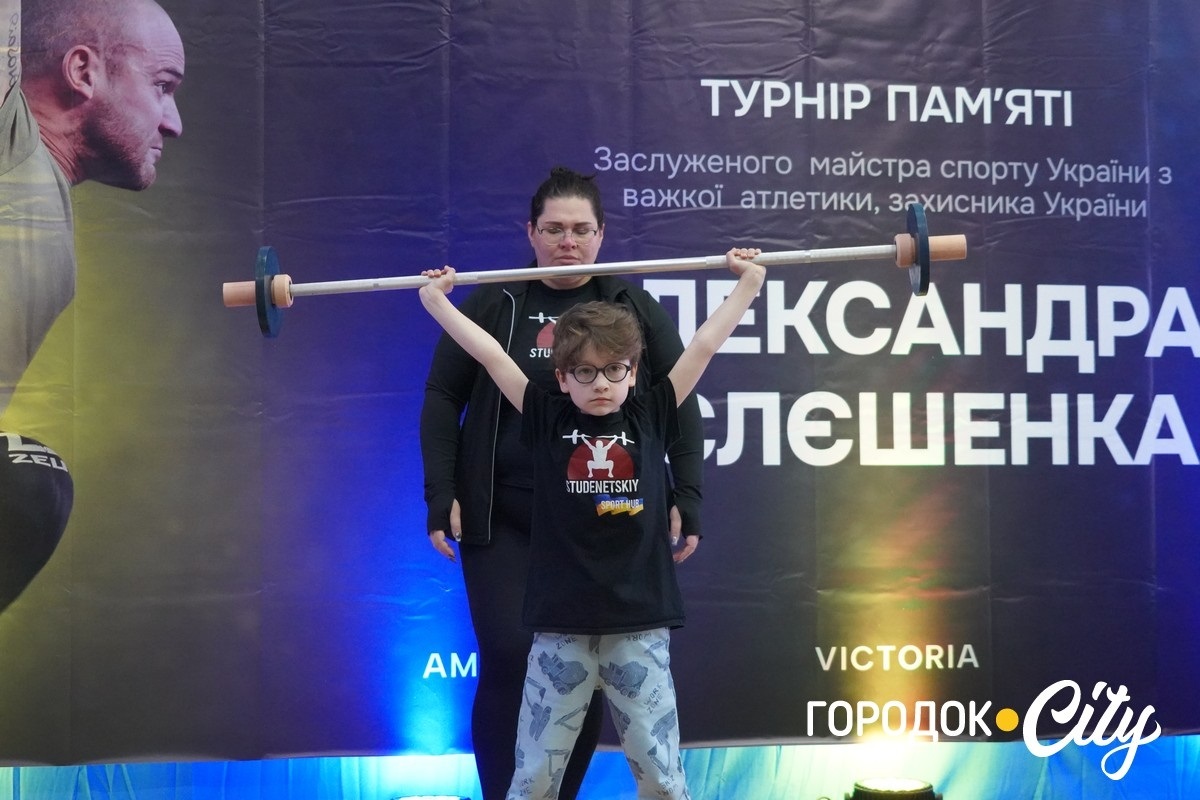 Виступ Олександра відкрив змагання, хлопчик вийшов першим на поміст.