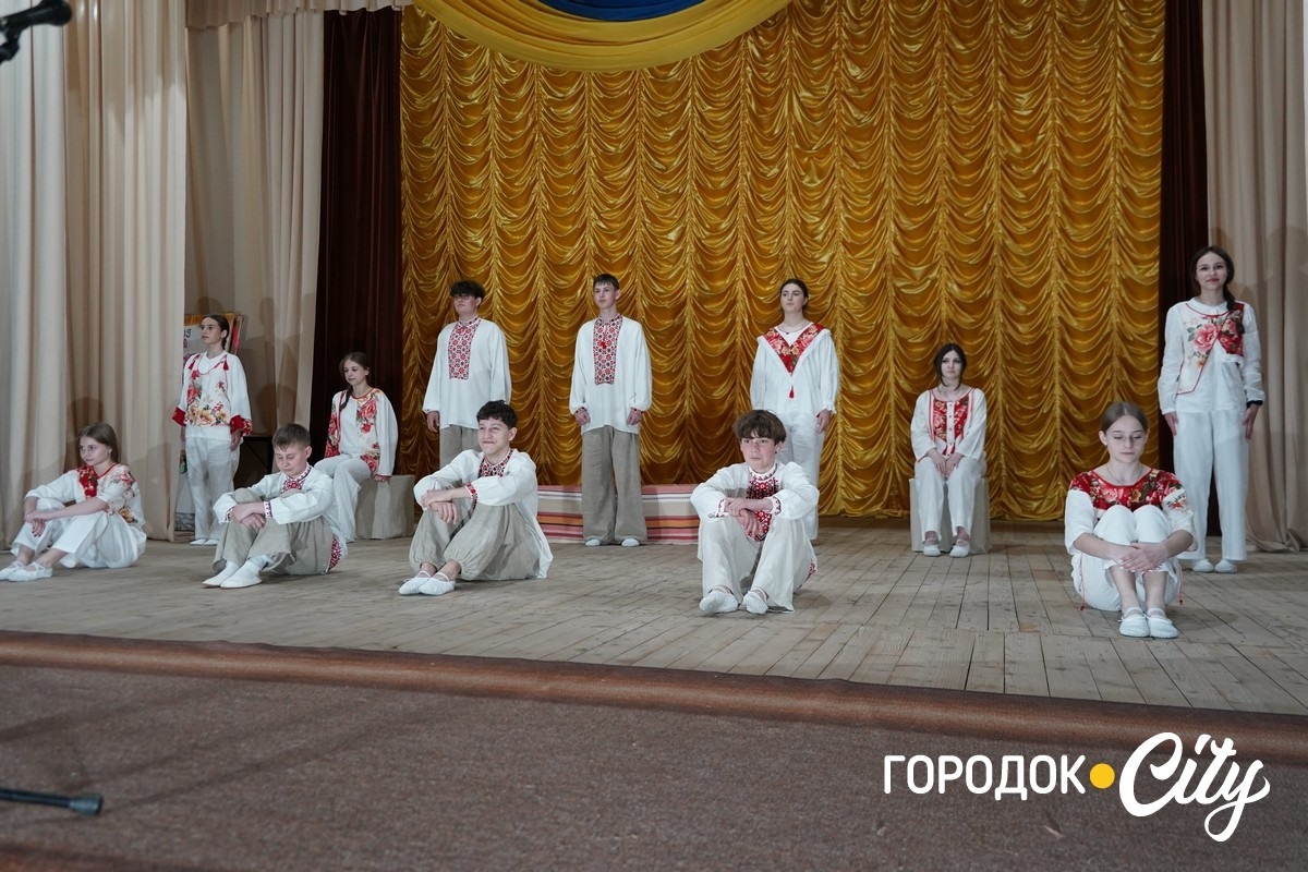 Понад 10 тисяч гривень для ЗСУ: учні Городоцького ліцею №2 провели благодійний концерт до Дня матері