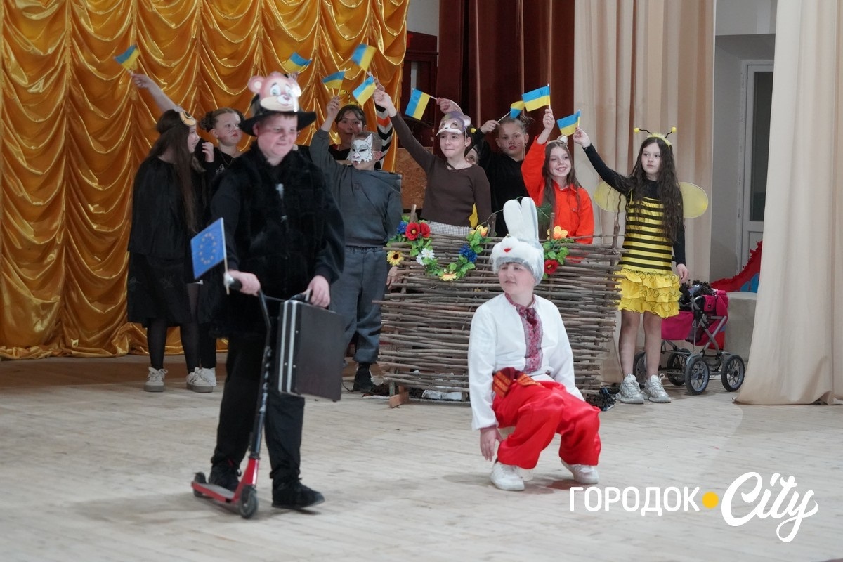Понад 10 тисяч гривень для ЗСУ: учні Городоцького ліцею №2 провели благодійний концерт до Дня матері