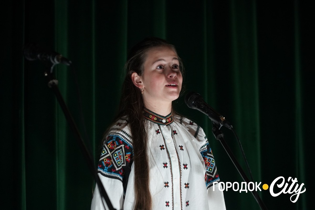 Понад 10 тисяч гривень для ЗСУ: учні Городоцького ліцею №2 провели благодійний концерт до Дня матері
