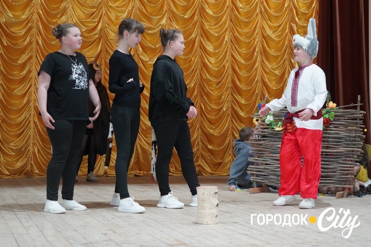 Понад 10 тисяч гривень для ЗСУ: учні Городоцького ліцею №2 провели благодійний концерт до Дня матері
