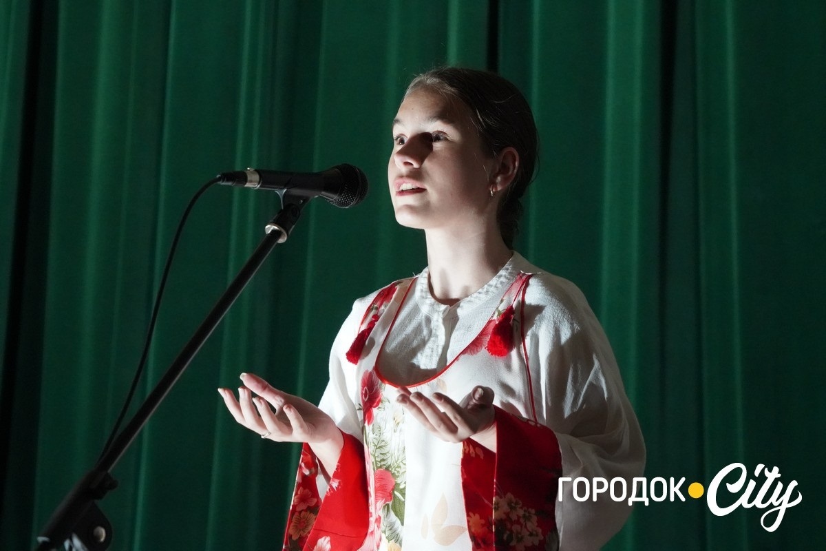 Понад 10 тисяч гривень для ЗСУ: учні Городоцького ліцею №2 провели благодійний концерт до Дня матері