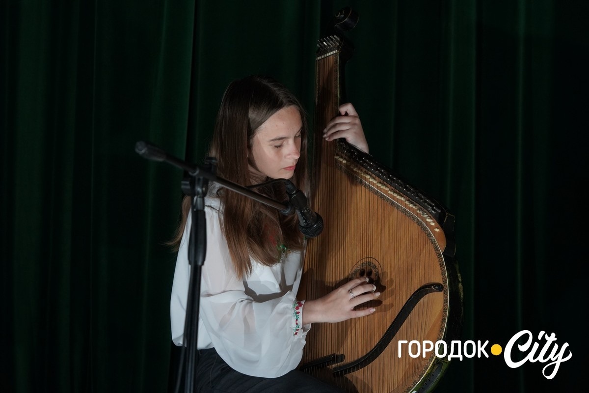 Понад 10 тисяч гривень для ЗСУ: учні Городоцького ліцею №2 провели благодійний концерт до Дня матері