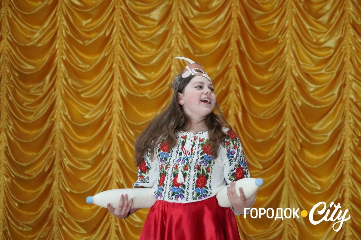 Понад 10 тисяч гривень для ЗСУ: учні Городоцького ліцею №2 провели благодійний концерт до Дня матері