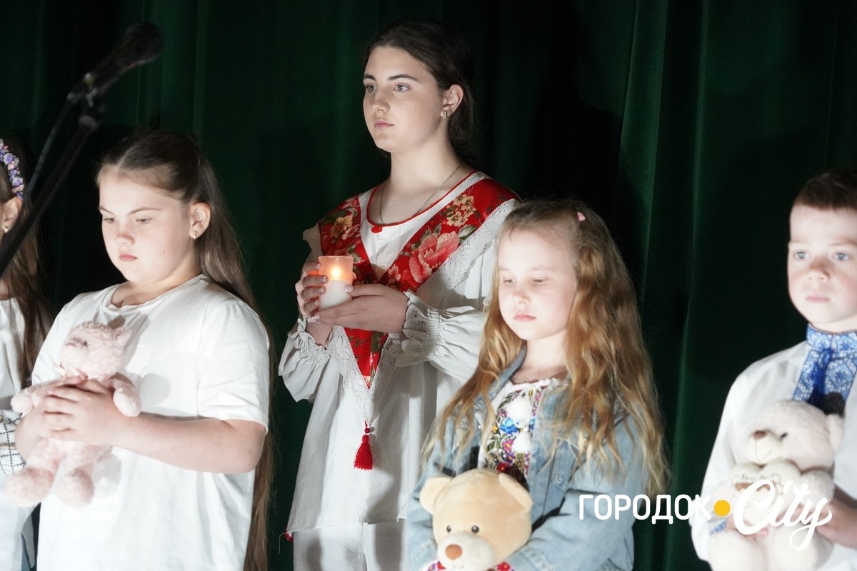 Понад 10 тисяч гривень для ЗСУ: учні Городоцького ліцею №2 провели благодійний концерт до Дня матері