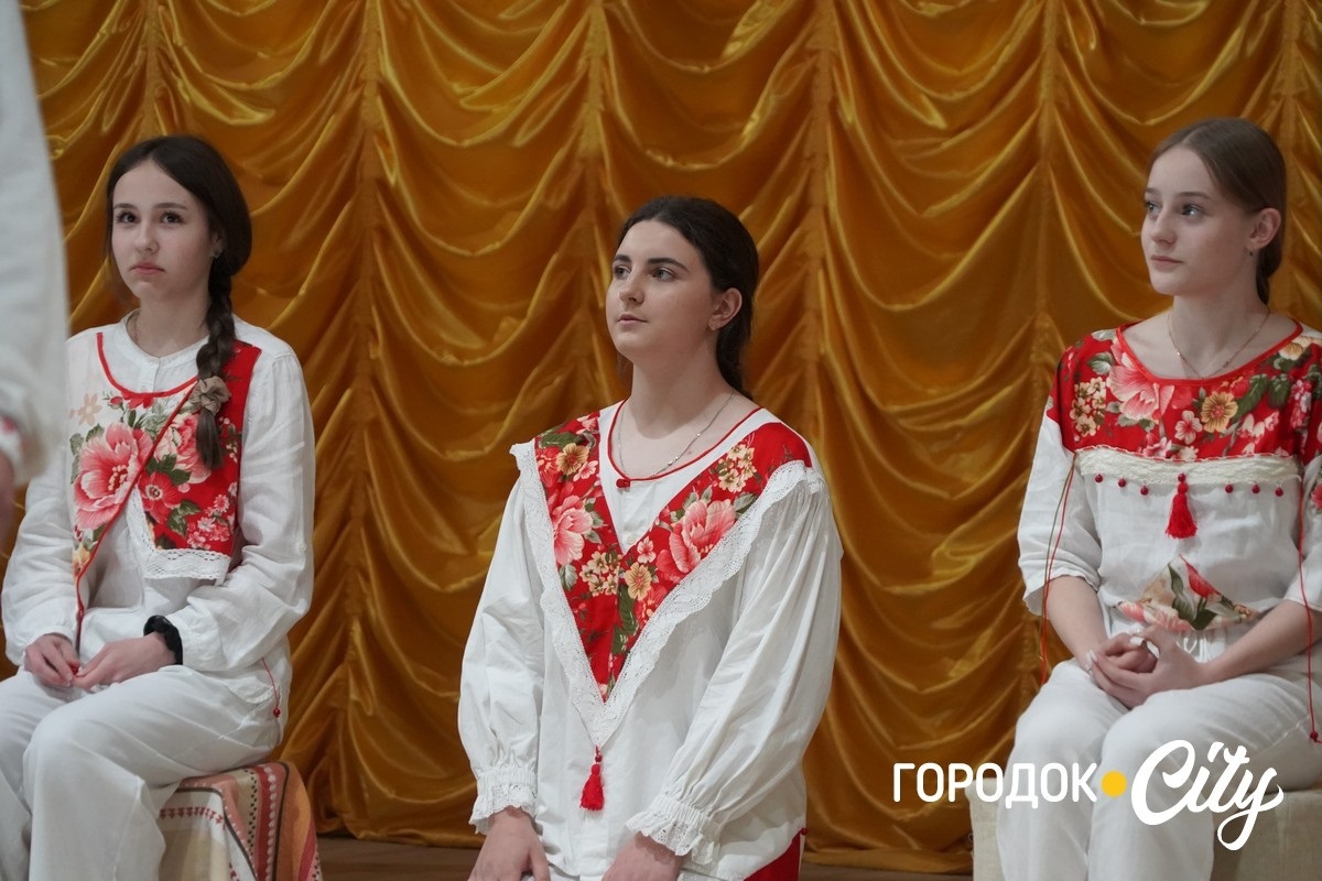 Понад 10 тисяч гривень для ЗСУ: учні Городоцького ліцею №2 провели благодійний концерт до Дня матері