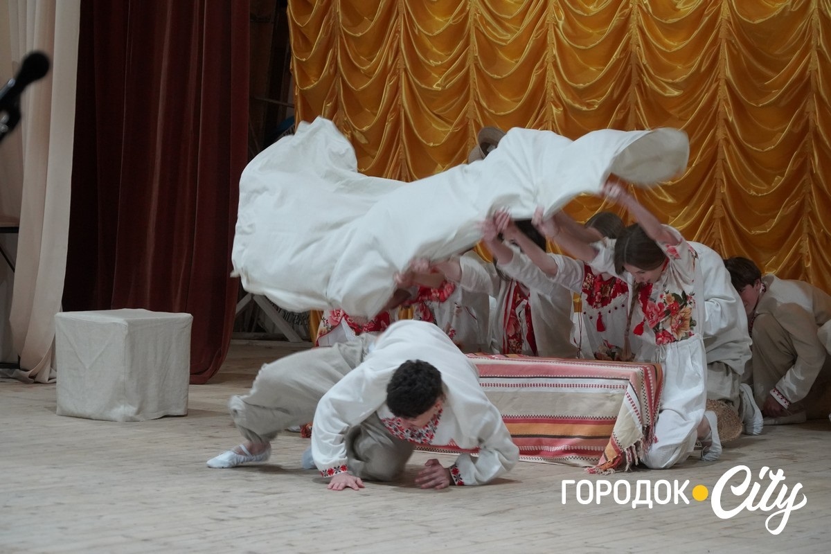 Понад 10 тисяч гривень для ЗСУ: учні Городоцького ліцею №2 провели благодійний концерт до Дня матері