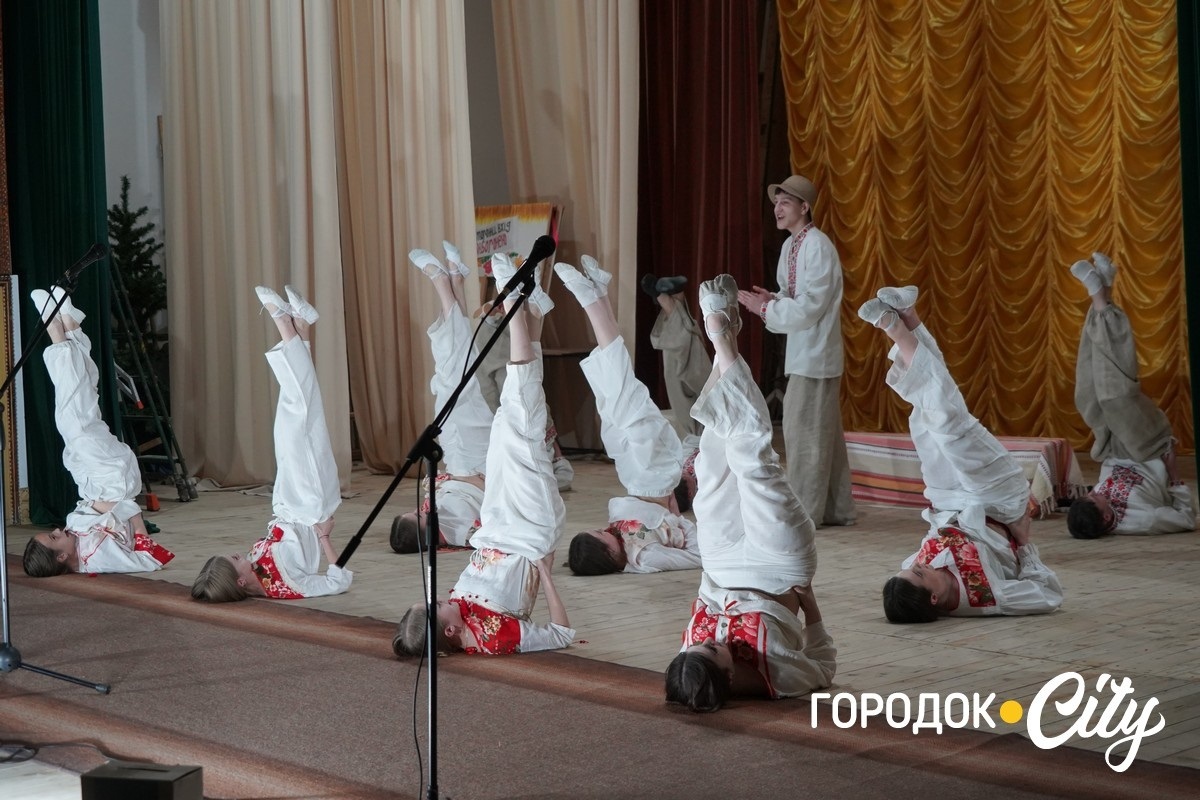 Понад 10 тисяч гривень для ЗСУ: учні Городоцького ліцею №2 провели благодійний концерт до Дня матері