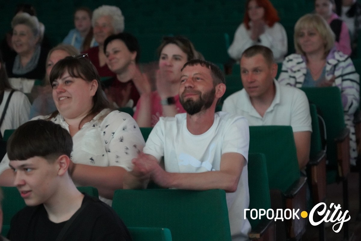 Понад 10 тисяч гривень для ЗСУ: учні Городоцького ліцею №2 провели благодійний концерт до Дня матері