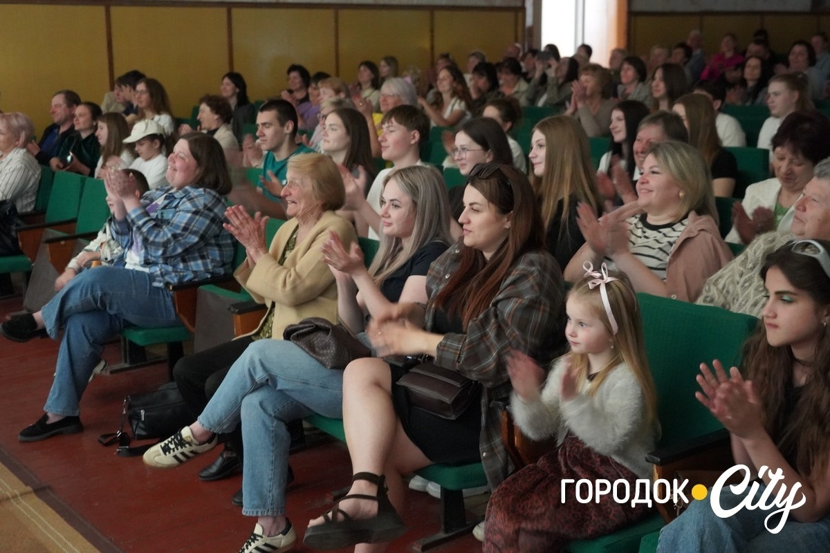 Понад 10 тисяч гривень для ЗСУ: учні Городоцького ліцею №2 провели благодійний концерт до Дня матері