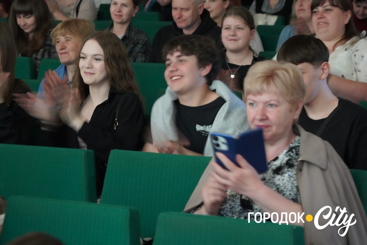 Понад 10 тисяч гривень для ЗСУ: учні Городоцького ліцею №2 провели благодійний концерт до Дня матері