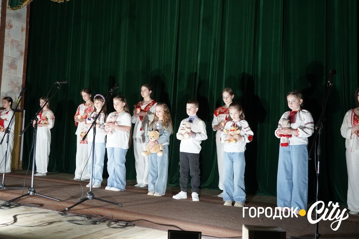 Понад 10 тисяч гривень для ЗСУ: учні Городоцького ліцею №2 провели благодійний концерт до Дня матері