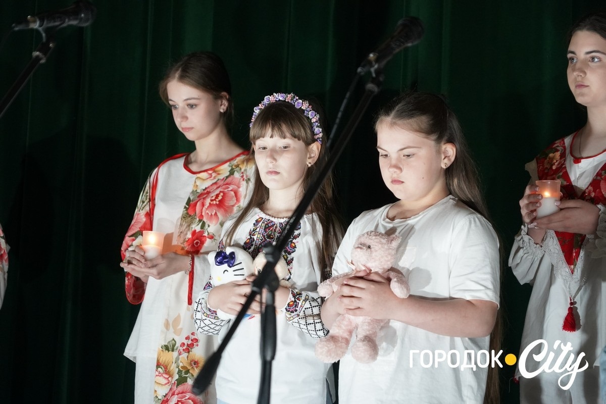 Понад 10 тисяч гривень для ЗСУ: учні Городоцького ліцею №2 провели благодійний концерт до Дня матері