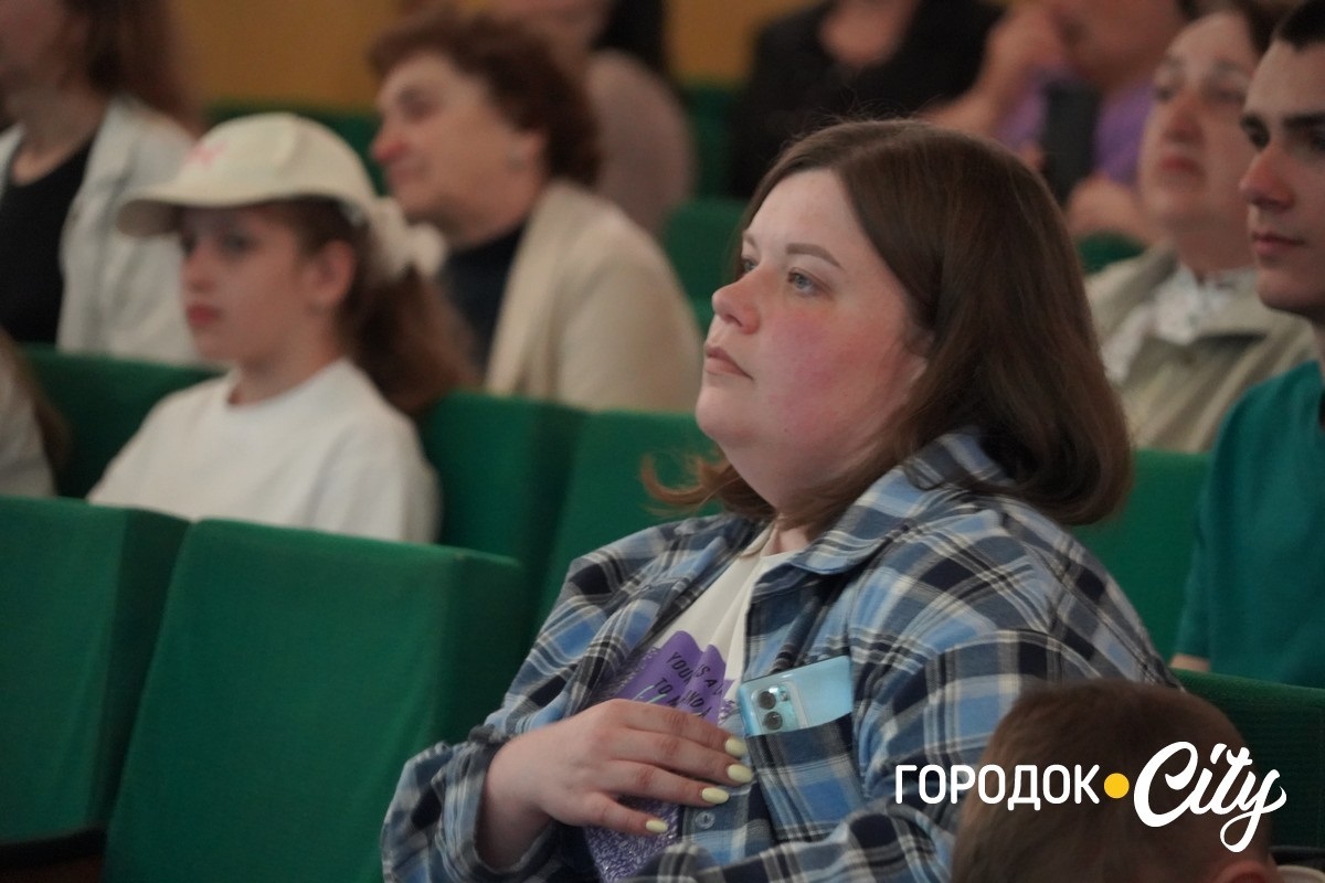 Понад 10 тисяч гривень для ЗСУ: учні Городоцького ліцею №2 провели благодійний концерт до Дня матері