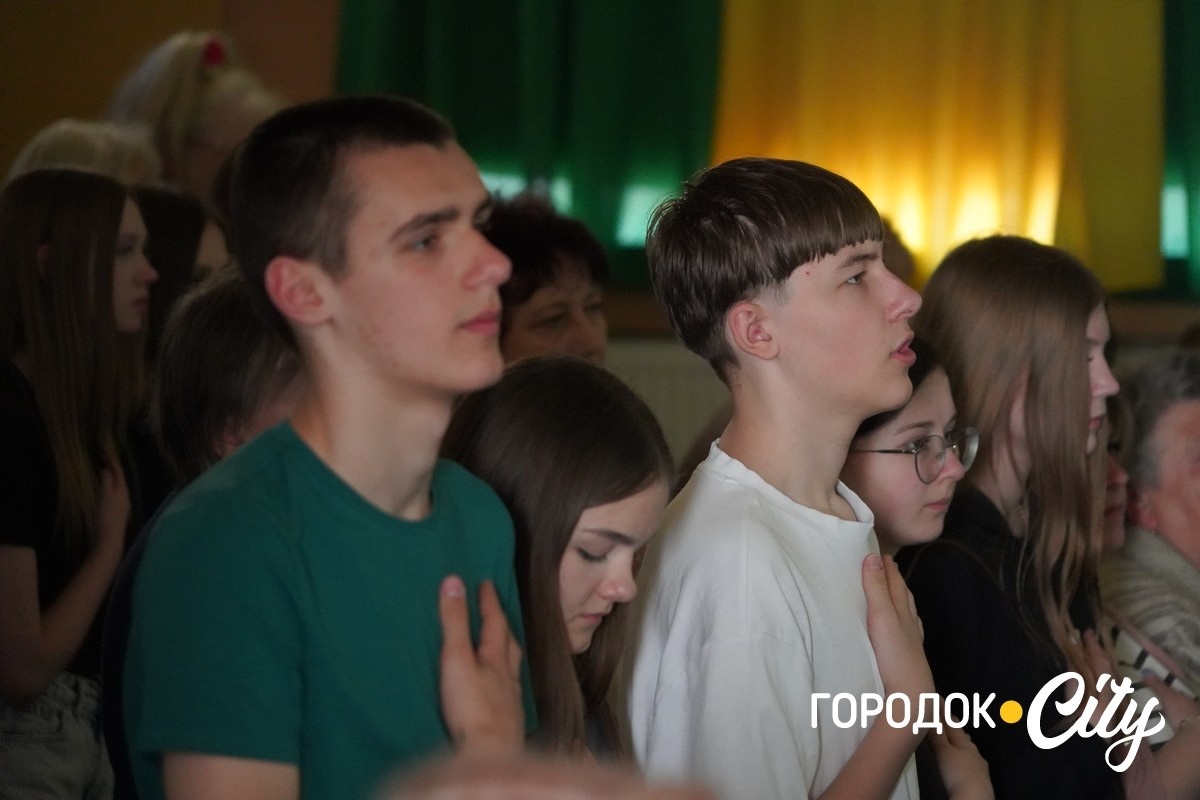 Понад 10 тисяч гривень для ЗСУ: учні Городоцького ліцею №2 провели благодійний концерт до Дня матері