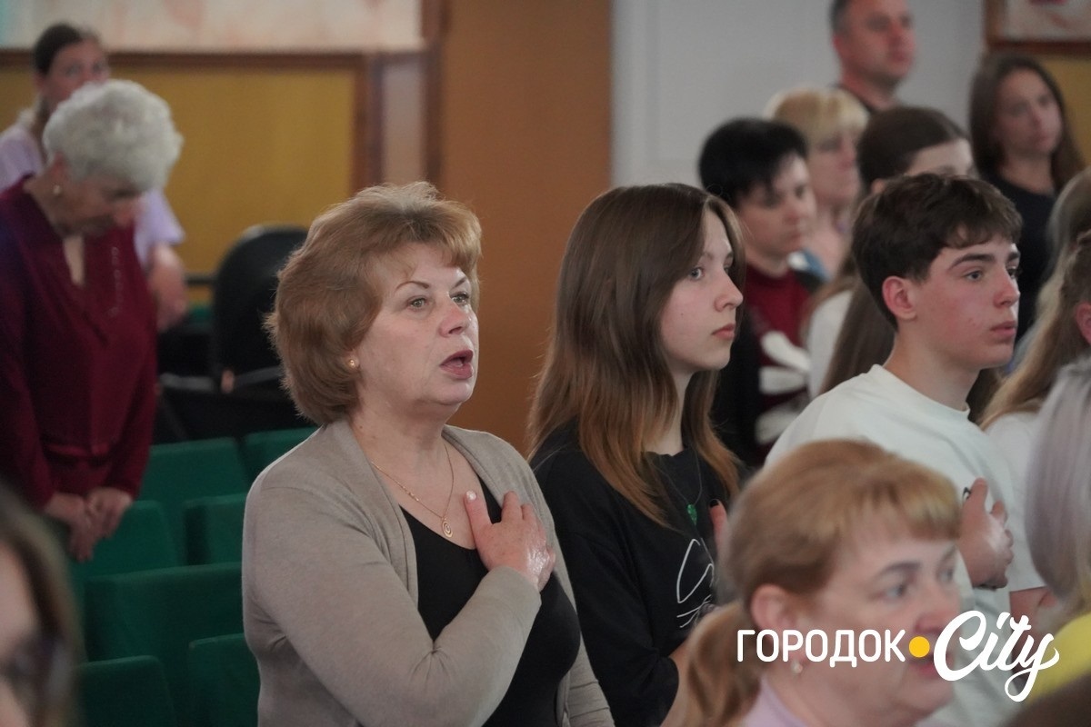 Понад 10 тисяч гривень для ЗСУ: учні Городоцького ліцею №2 провели благодійний концерт до Дня матері