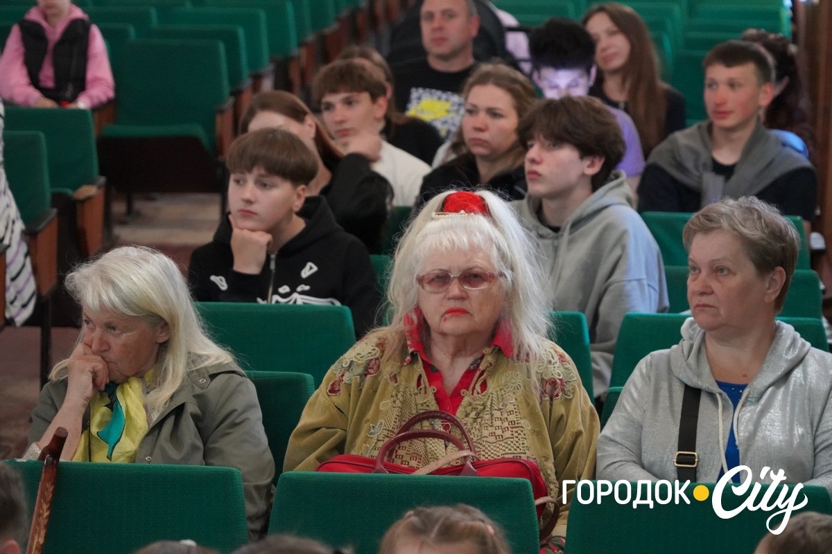 Понад 10 тисяч гривень для ЗСУ: учні Городоцького ліцею №2 провели благодійний концерт до Дня матері