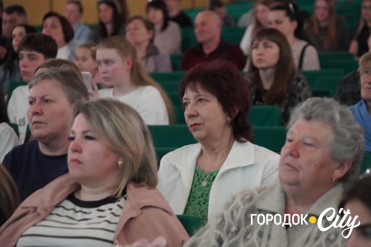Понад 10 тисяч гривень для ЗСУ: учні Городоцького ліцею №2 провели благодійний концерт до Дня матері
