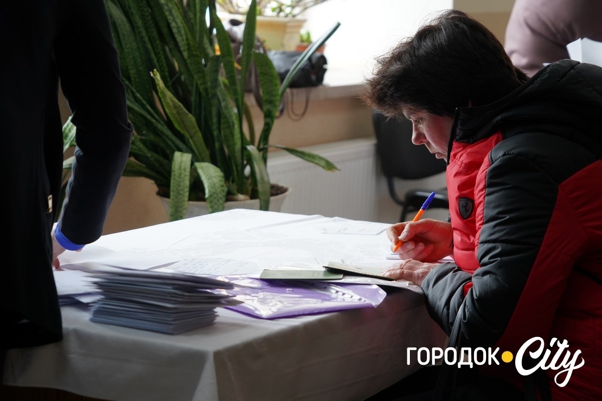 У Городку родини зниклих безвісти воїнів зустрілися з представницею Омбудсмана