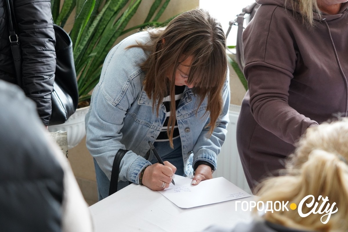 У Городку родини зниклих безвісти воїнів зустрілися з представницею Омбудсмана