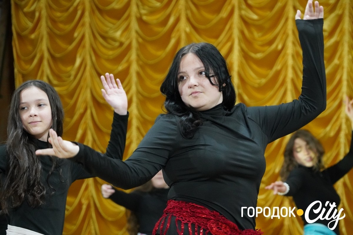 Східні мотиви у Городку. Колектив «Divus» відзвітував концертом «Моя сім’я, моє життя»