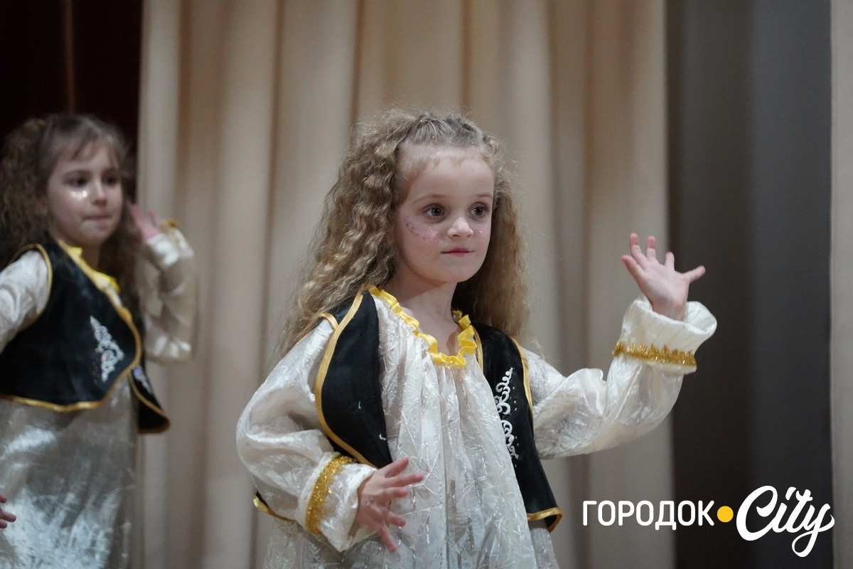Східні мотиви у Городку. Колектив «Divus» відзвітував концертом «Моя сім’я, моє життя»