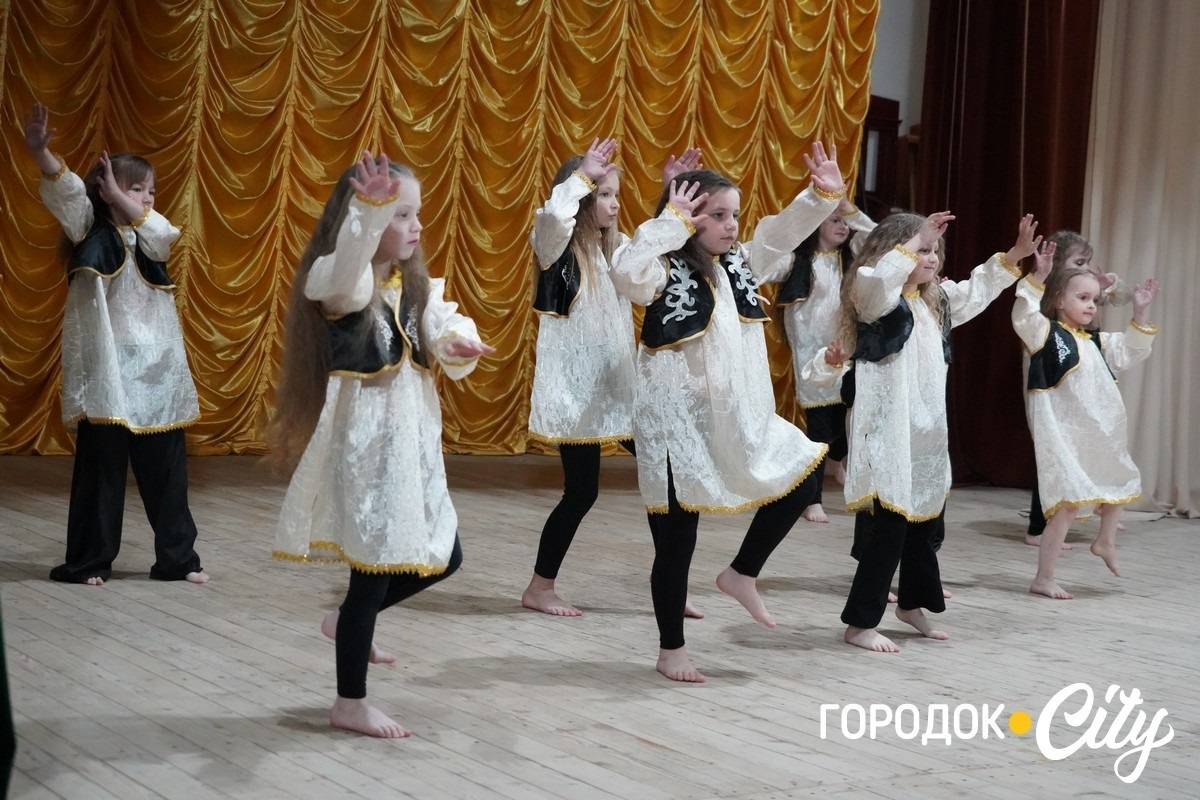 Східні мотиви у Городку. Колектив «Divus» відзвітував концертом «Моя сім’я, моє життя»
