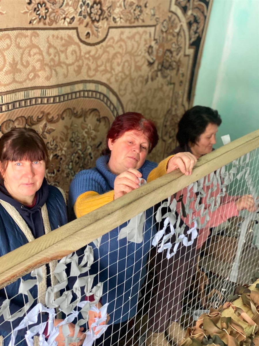 Потужний тил: волонтери Сатанівської громади сплели вже 1000 маскувальних сіток для фронту