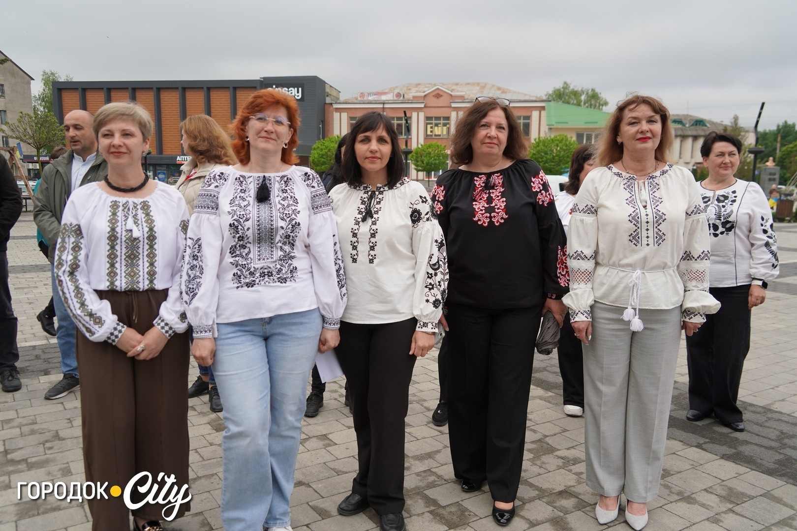 У Городку відзначили День вишиванки: фоторепортаж із центру міста