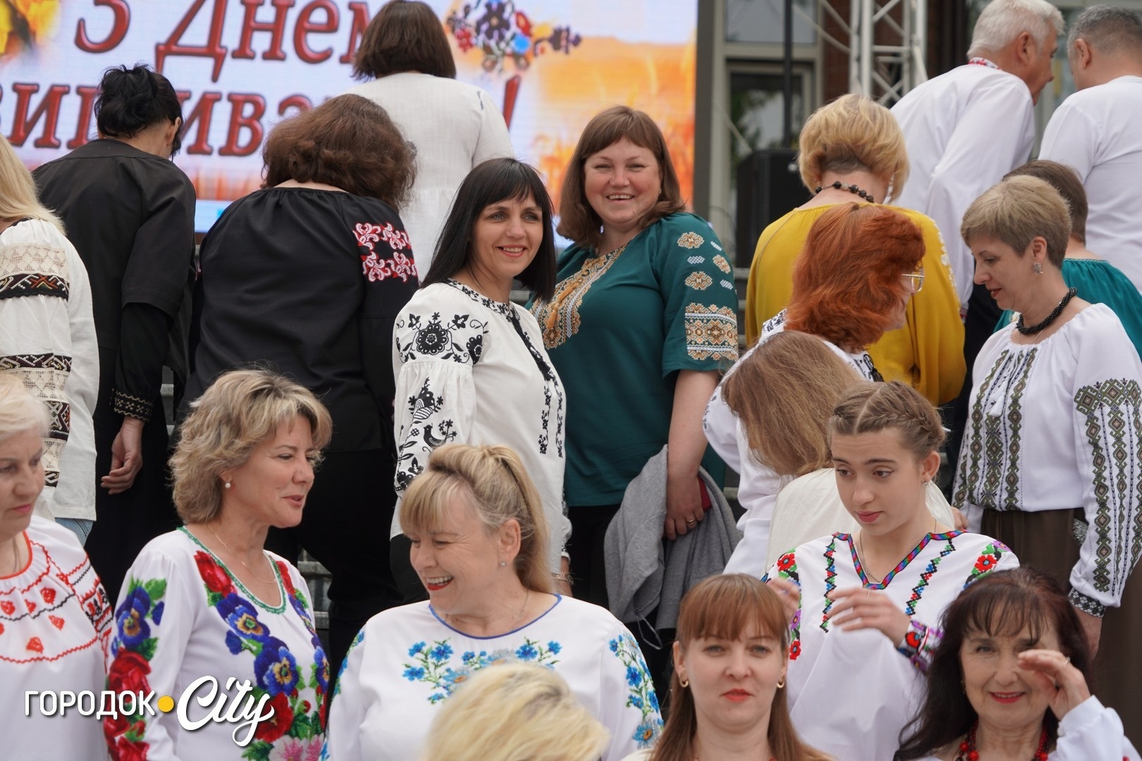 У Городку відзначили День вишиванки: фоторепортаж із центру міста