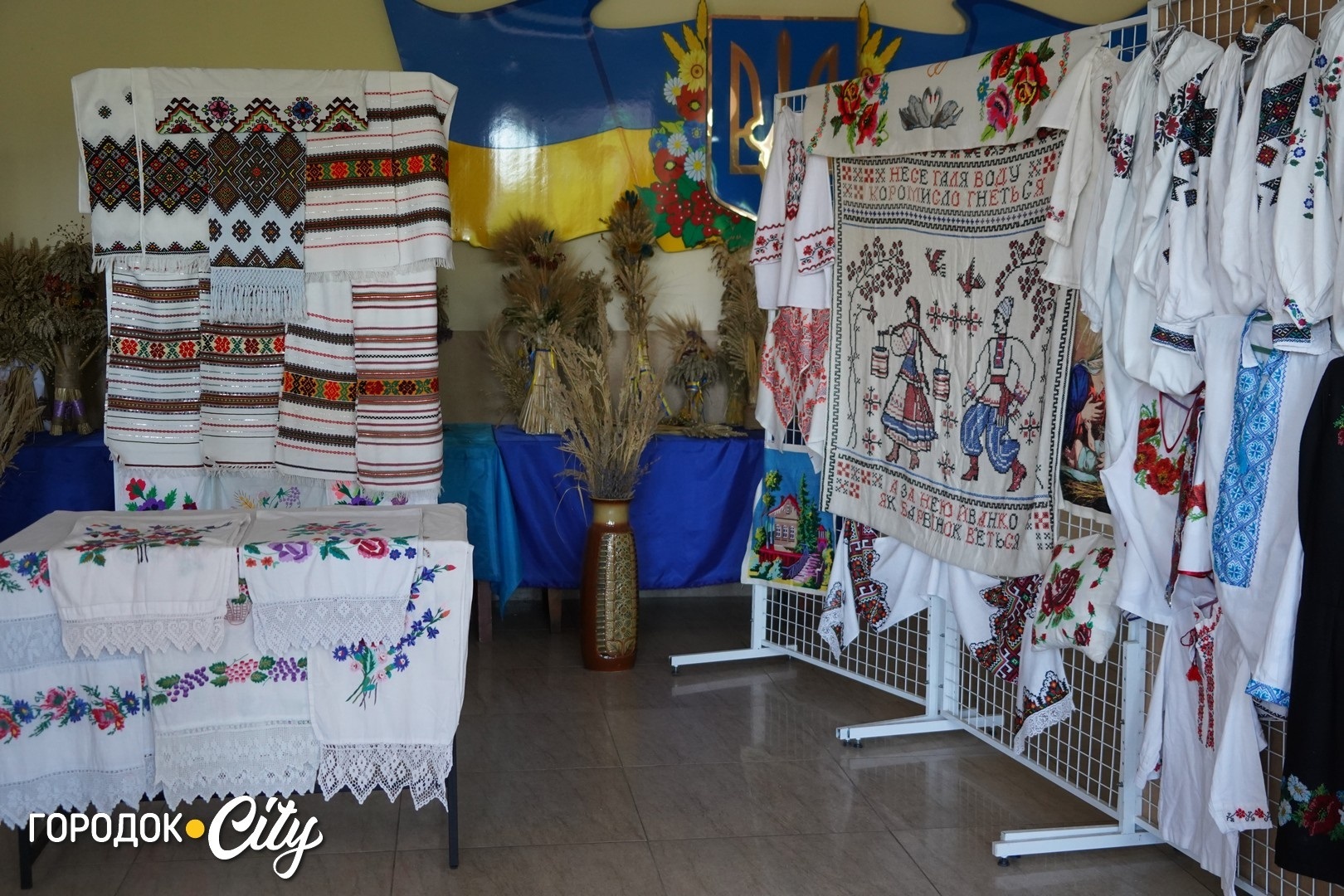 Старовинні рушники, вишиванки та 50-річний килим: у Городку зібралися майстрині громади