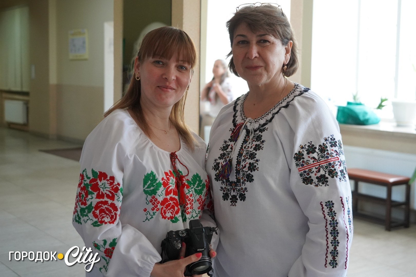 Старовинні рушники, вишиванки та 50-річний килим: у Городку зібралися майстрині громади