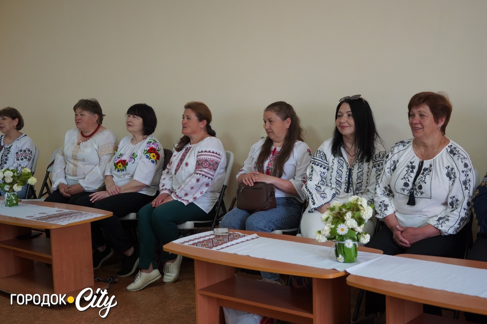Старовинні рушники, вишиванки та 50-річний килим: у Городку зібралися майстрині громади