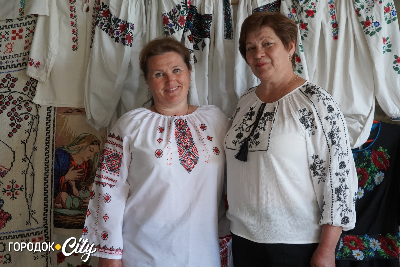 Старовинні рушники, вишиванки та 50-річний килим: у Городку зібралися майстрині громади