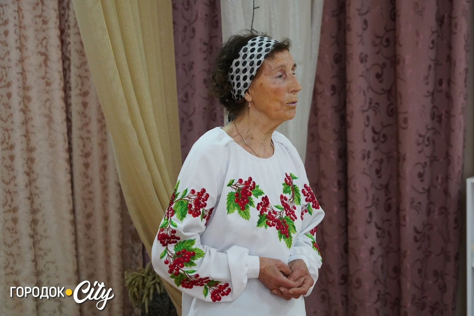 Старовинні рушники, вишиванки та 50-річний килим: у Городку зібралися майстрині громади