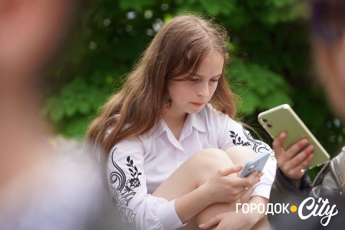 Створили цифру 20 та одягнули дерева у вишиванки. Фоторепортаж із Городоцького ліцею №1