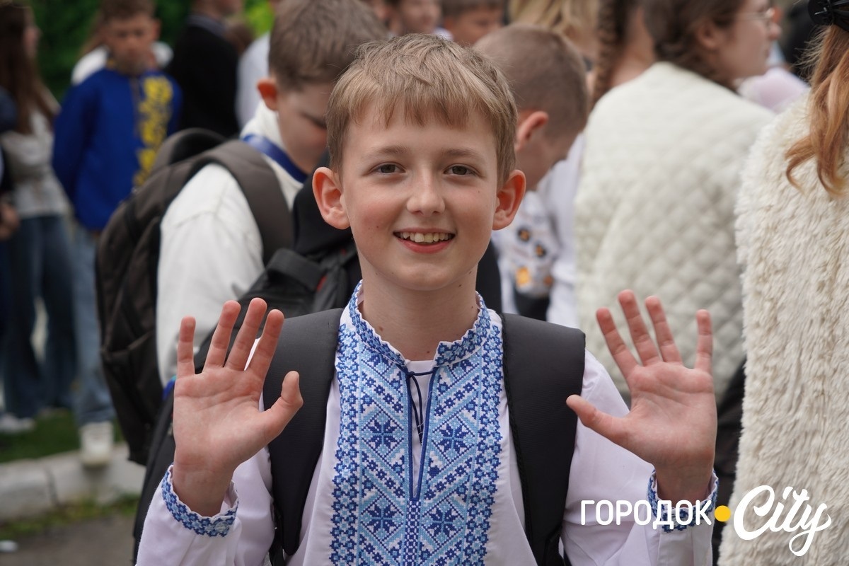 Створили цифру 20 та одягнули дерева у вишиванки. Фоторепортаж із Городоцького ліцею №1