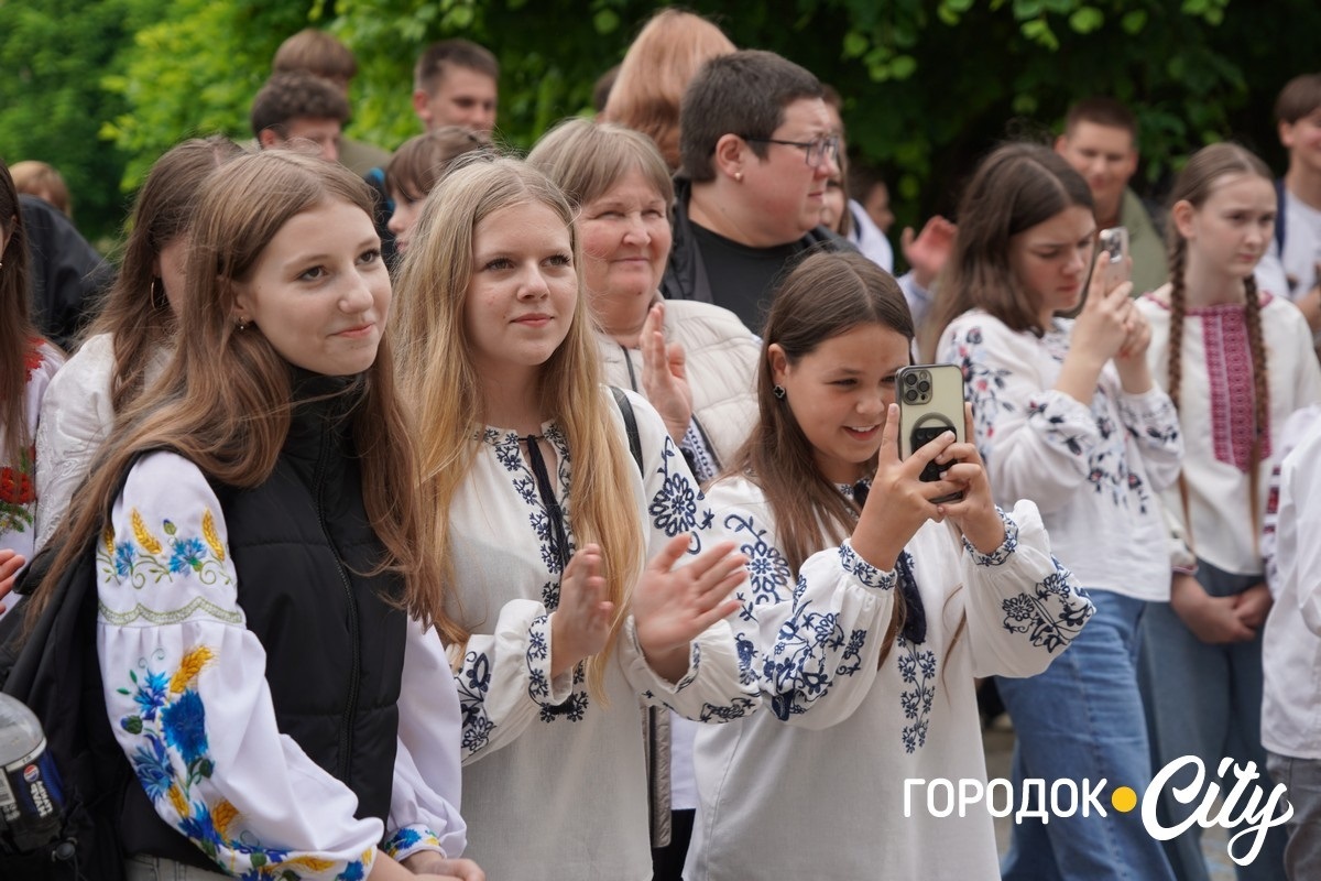 Створили цифру 20 та одягнули дерева у вишиванки. Фоторепортаж із Городоцького ліцею №1