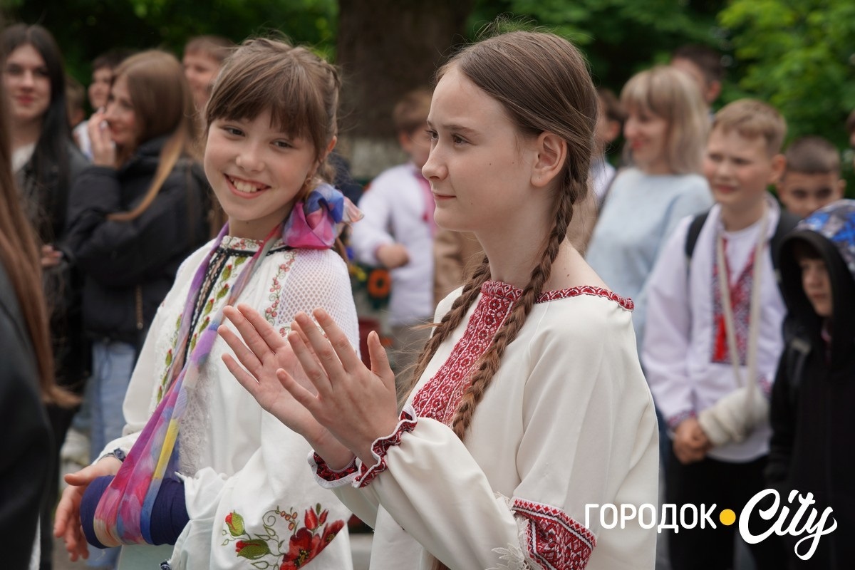 Створили цифру 20 та одягнули дерева у вишиванки. Фоторепортаж із Городоцького ліцею №1