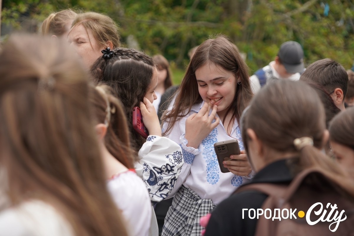Створили цифру 20 та одягнули дерева у вишиванки. Фоторепортаж із Городоцького ліцею №1