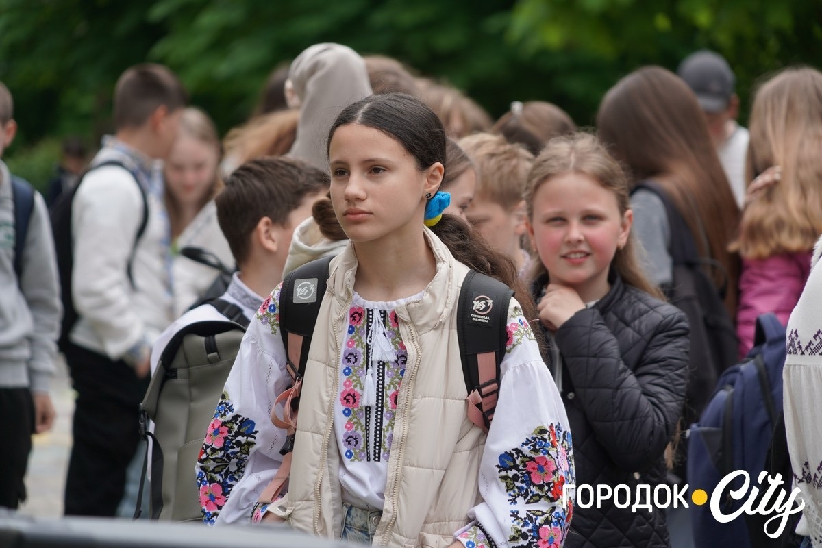 Створили цифру 20 та одягнули дерева у вишиванки. Фоторепортаж із Городоцького ліцею №1