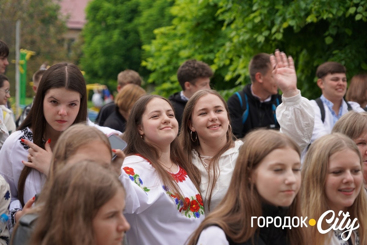 Створили цифру 20 та одягнули дерева у вишиванки. Фоторепортаж із Городоцького ліцею №1