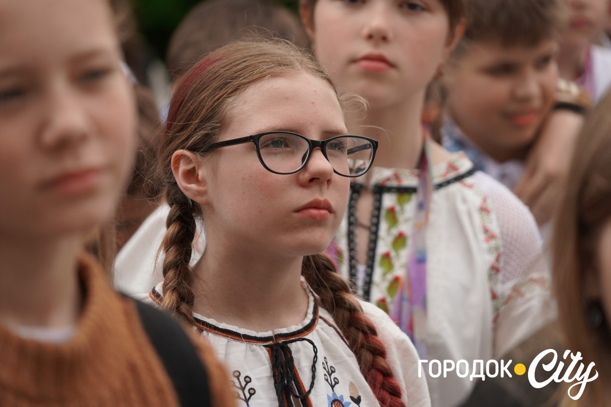 Створили цифру 20 та одягнули дерева у вишиванки. Фоторепортаж із Городоцького ліцею №1