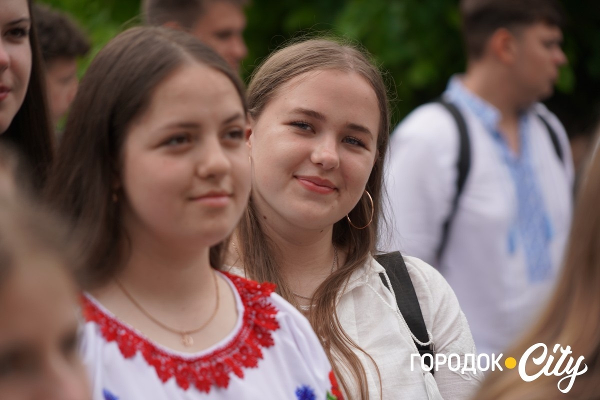 Створили цифру 20 та одягнули дерева у вишиванки. Фоторепортаж із Городоцького ліцею №1