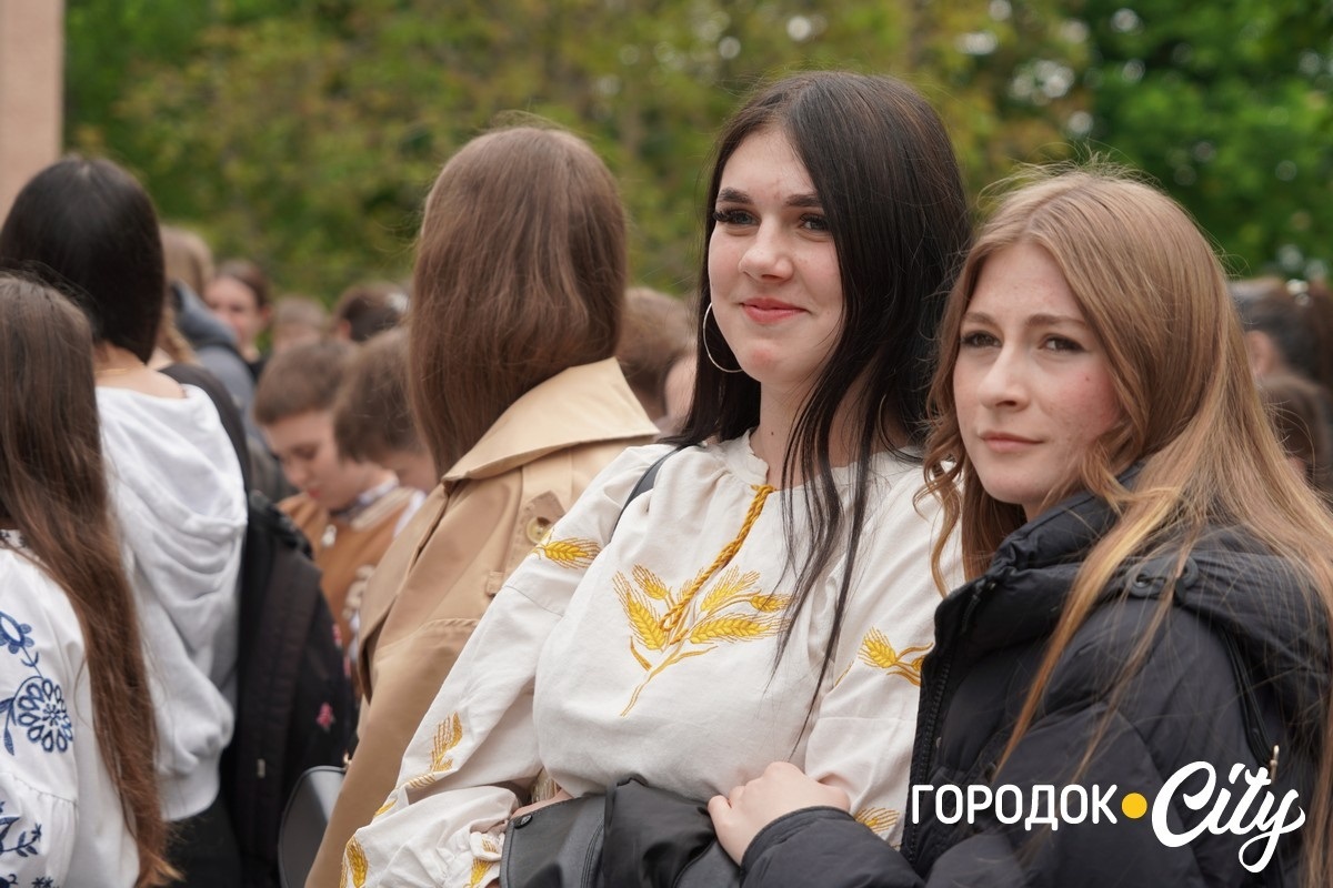 Створили цифру 20 та одягнули дерева у вишиванки. Фоторепортаж із Городоцького ліцею №1