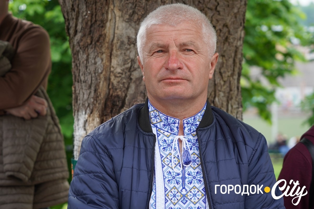 Створили цифру 20 та одягнули дерева у вишиванки. Фоторепортаж із Городоцького ліцею №1